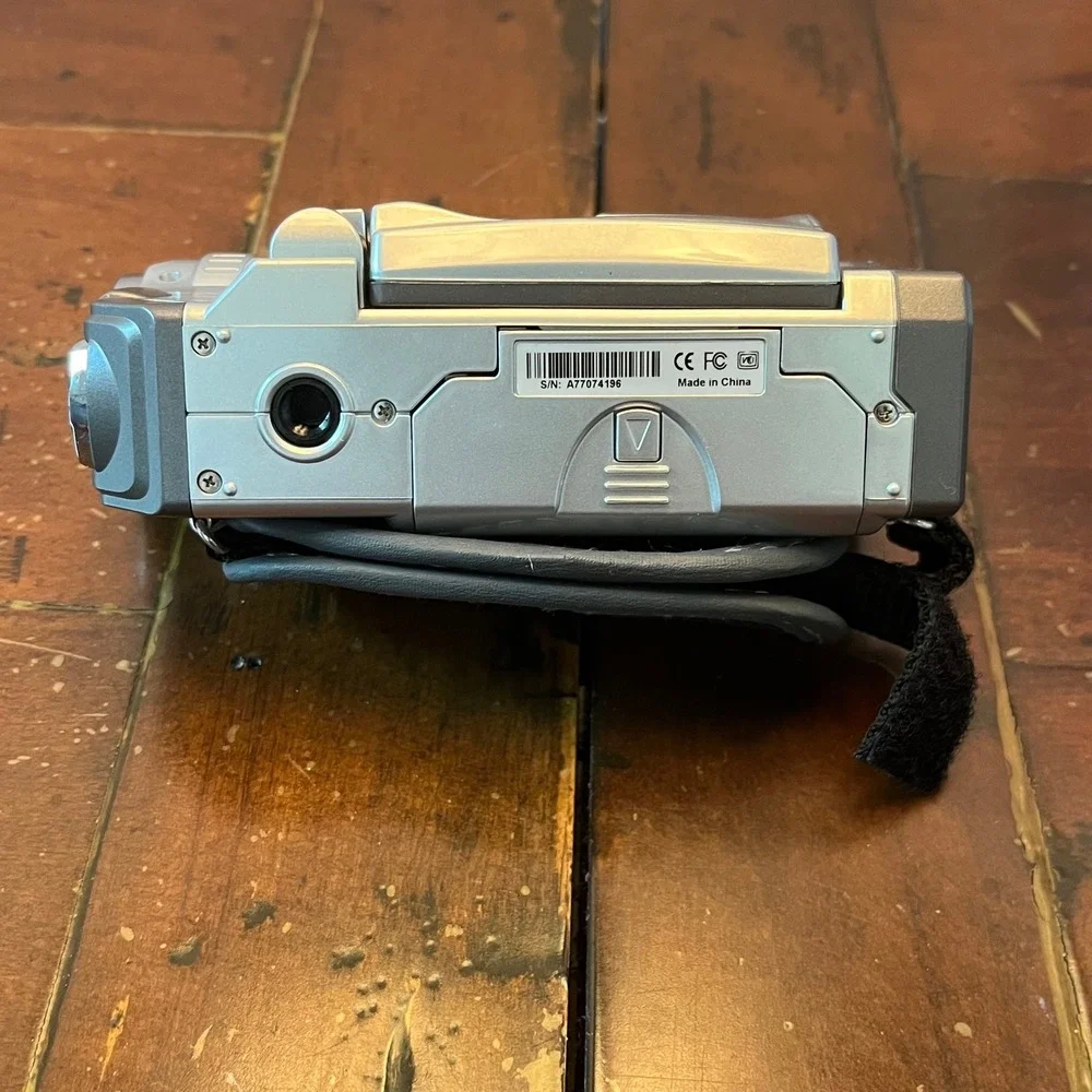 DXG Digital Camcorder Silver DXG-572V 5MP 4X Zoom EUC